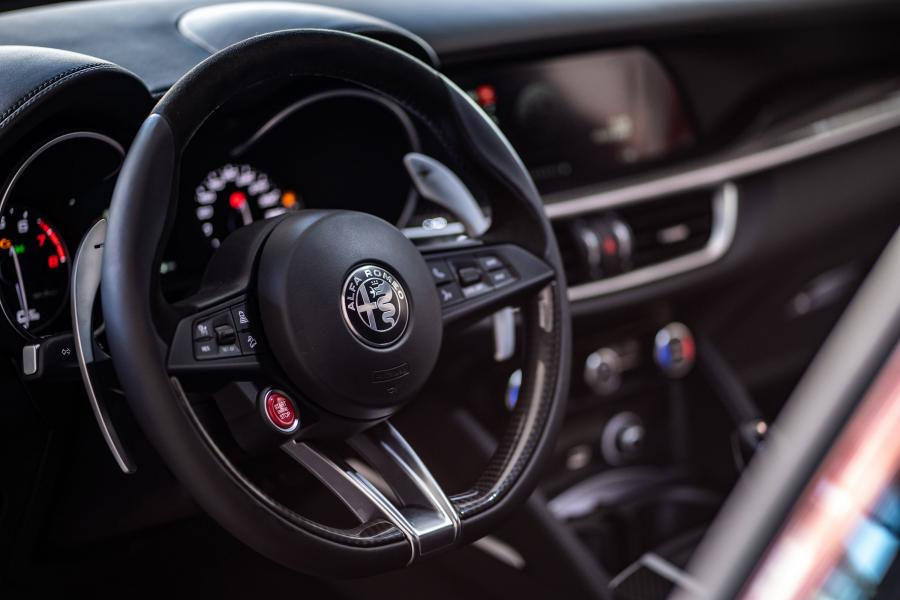 Панель приборов Alfa Romeo Giulia Quadrifoglio (952) 2017 года  (CN) (фото 10 из 12)